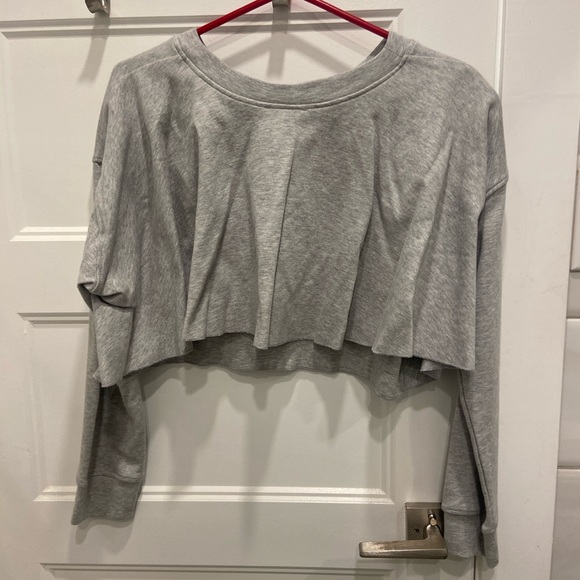 grey super cropped sweater with flowy back - Picture 2 of 2